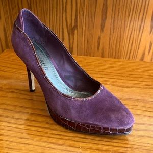 Elegant purple suede pumps in great condition